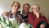 Dietlinde Hörold (l.) und Doris Berth (r.) finden Johannes Wolff klasse. Der Ergotherapeuth im Betreuten Wohnen im Haus Julie von Cohn-Oppenheim  macht den Bewohnern  vielfach Mut und bereichert ihr Leben.