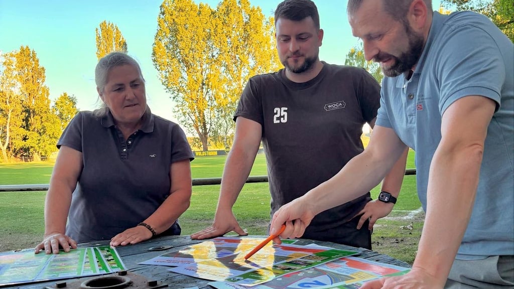 Bürgermeister Giebler (re.) beim Startschuss für Eigenmittelwerbung für die Freizeitanlage Fraitz im Muldestausee-Ortsteil Schlaitz.