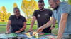 Bürgermeister Giebler (re.) beim Startschuss für Eigenmittelwerbung für die Freizeitanlage Fraitz im Muldestausee-Ortsteil Schlaitz.