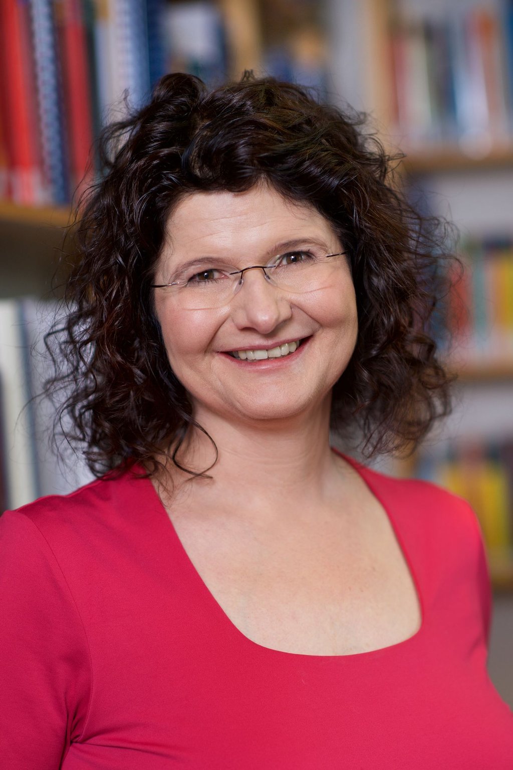 Dr. Maya Götz ist Medienpädagogin und Leiterin des Internationalen Zentralinstituts für das Jugend- und Bildungsfernsehen (IZI) beim Bayerischen Rundfunk. Sie lebt mit 3 Töchtern.