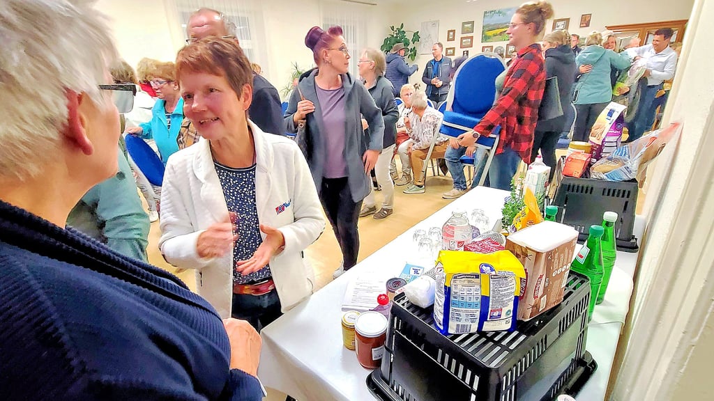 Vertriebsmitarbeiterin Simone Boost zeigte den Frecklebenern, wie groß ein 20 oder 30 Euro großer Warenkorb wäre.