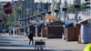 Am Mittwoch blieb die Wiesn lange leer - der Gastgewerbeverband Dehoga bringt nun einen Extra-Tag ins Spiel.