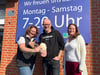 Maria Meier (links) übergibt die Spende an Ortsbürgermeister Thomas Steckhan. Annabelle Bujok vertritt das nächste Projekt.  