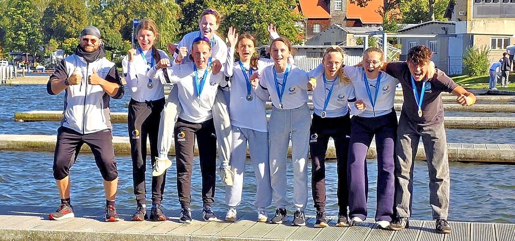 Mit Medaillen um den Hals feiern die Ruderinnen des Europagymnasiums „Walter Rathenau“ ihren zweiten Platz beim Bundesfinale in Berlin.