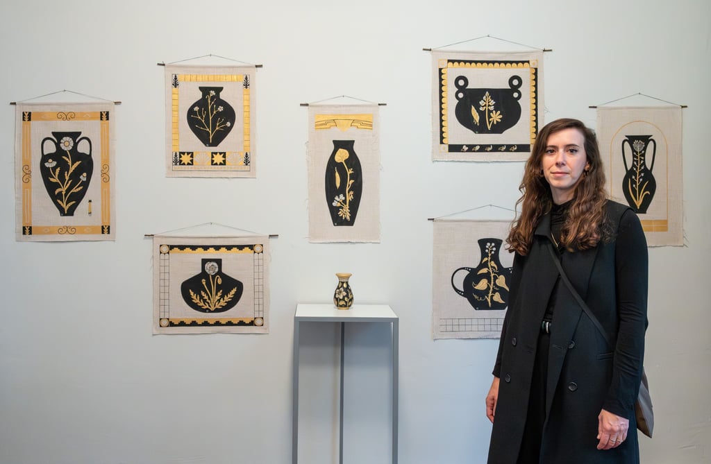 Hili Noy vor ihren Arbeiten der Ausstellung „Starke Wurzeln. Ein Dialog zwischen den Generationen“ auf der Frauenempore der Klaussynagoge Halberstadts. Doch es gibt noch eine zweite Ausstellung zu entdecken.