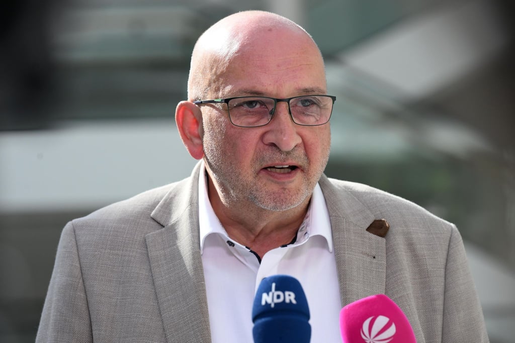 Bahnt sich in der rot-grünen Koalition ein Streit ums Verbrenner-Aus an? Grünen-Fraktionschef Schulz-Hendel beschwört Einigkeit.