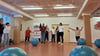 Merseburgs Oberbürgermeister Sebastian Müller Bahr (2.v.r.) und Amtsleiter Florian Schüler (4.v.l.) nahmen an einer Trainingseinheit des Behinderten- und Senioren-Sportvereins teil. 