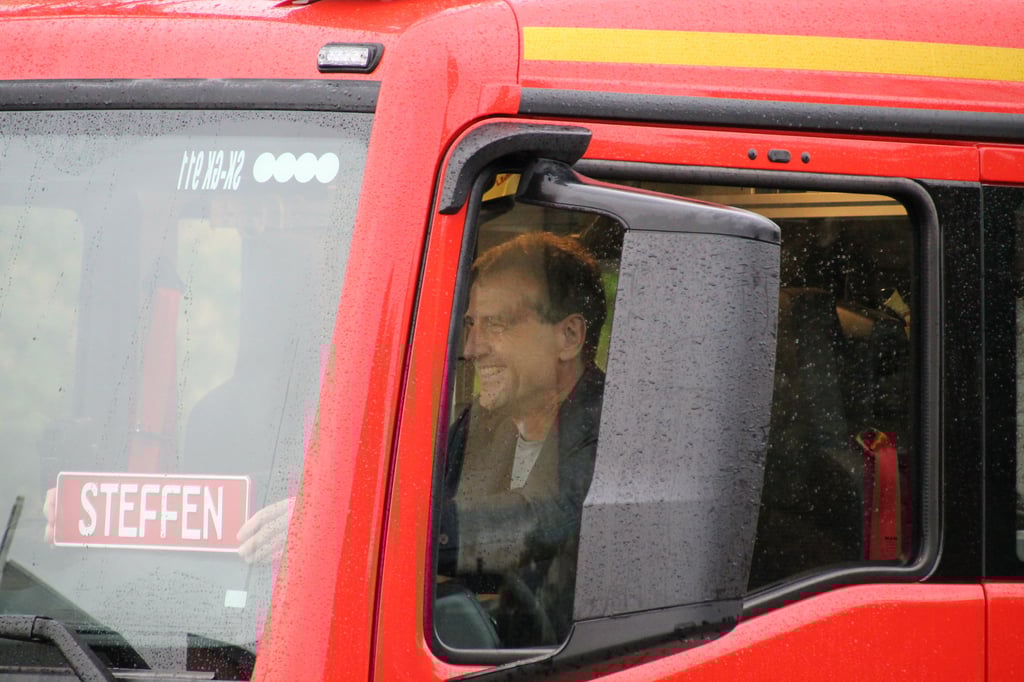 Sichtlich erfreut: Der Namensgeber des neuen Gefährts sitzt auf dem Fahrersitz.