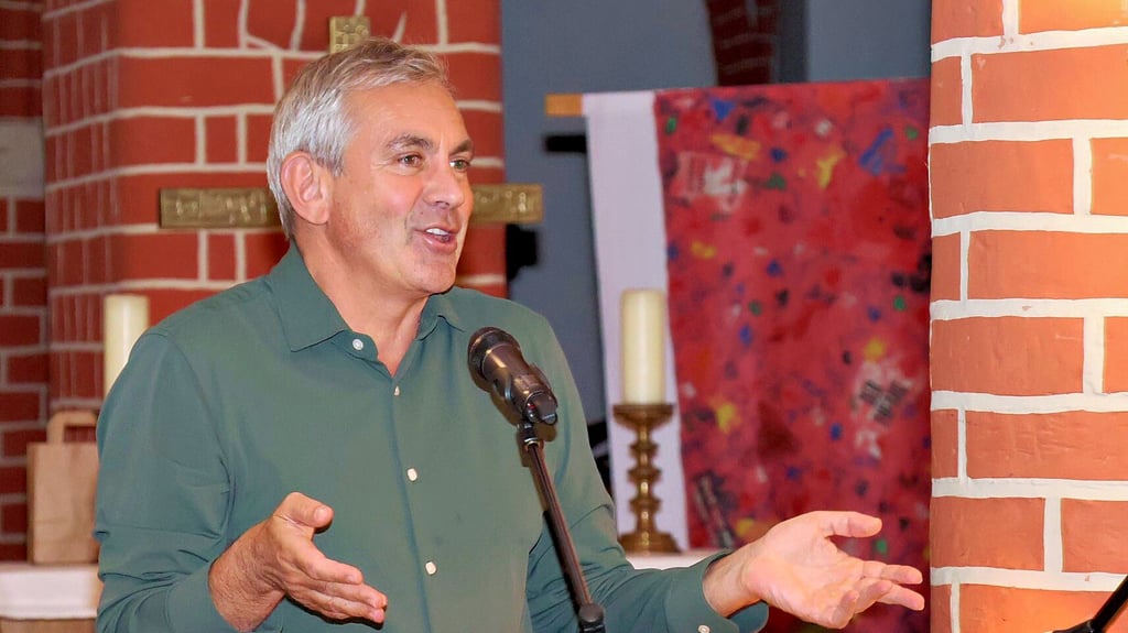 Wladimir Kaminer hat im vollbesetzten Paradiessaal in Havelberg für einen amüsanten Abend gesorgt.
