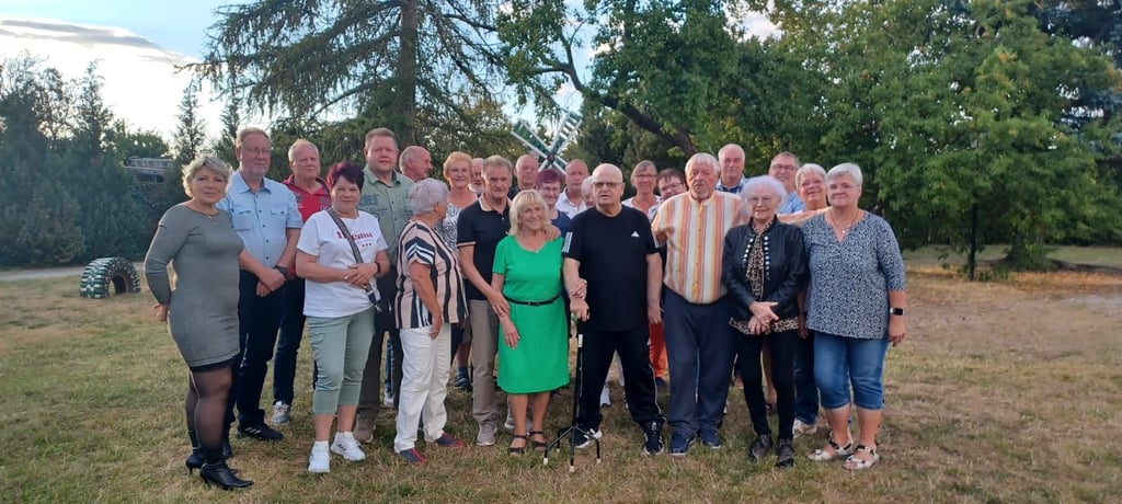 Die Nachfahren von Hermann und Emma Henneberg aus dem Blankenburger Ortsteil Gehren bei ihrer Wiedersehensfeier in Wernigerode. Die weiteste Anreise zum Familientreffen nahmen deren Enkelinnen Hannelore aus Rostock und Doris aus Gröbenzell im Landkreis Fürstenfeldbruck bei München auf sich.