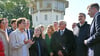 Am einstigen Grenzstreifen informiert sich der Bundespräsident (3. von rechts) über das Deutsch-Deutsche Museum Mödlareuth.