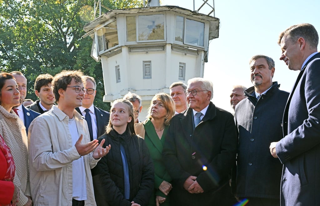 Am einstigen Grenzstreifen informiert sich der Bundespräsident (3. von rechts) über das Deutsch-Deutsche Museum Mödlareuth.