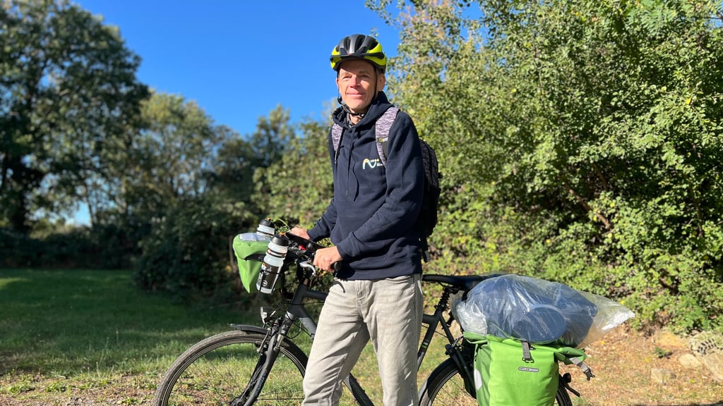 Manfred Schank mit seinem Fahrrad plus Ausrüstung.