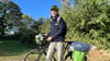 Manfred Schank mit seinem Fahrrad plus Ausrüstung.