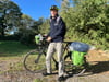 Manfred Schank mit seinem Fahrrad plus Ausrüstung.