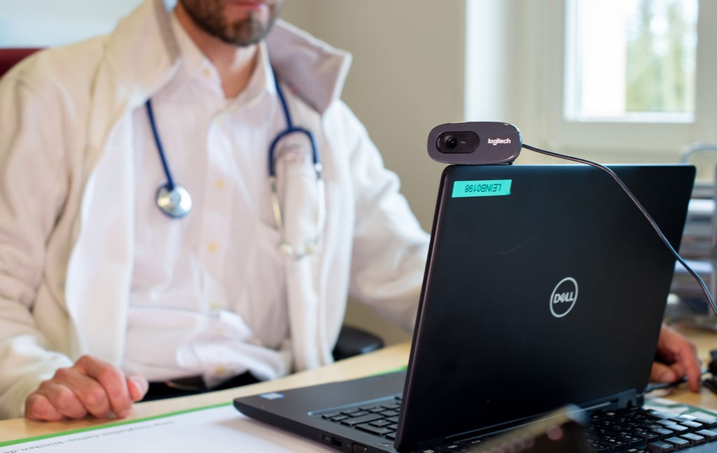Die Hausarzt-Praxis in Mieste stellt ihre kassenärztliche Arbeit ein. Krankenkassen weigern sich, für die Behandlung dort zu bezahlen. Die Kassenärztliche Vereinigung bietet jetzt eine Alternative an.