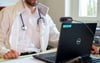 Die Hausarzt-Praxis in Mieste stellt ihre kassenärztliche Arbeit ein. Krankenkassen weigern sich, für die Behandlung dort zu bezahlen. Die Kassenärztliche Vereinigung bietet jetzt eine Alternative an.