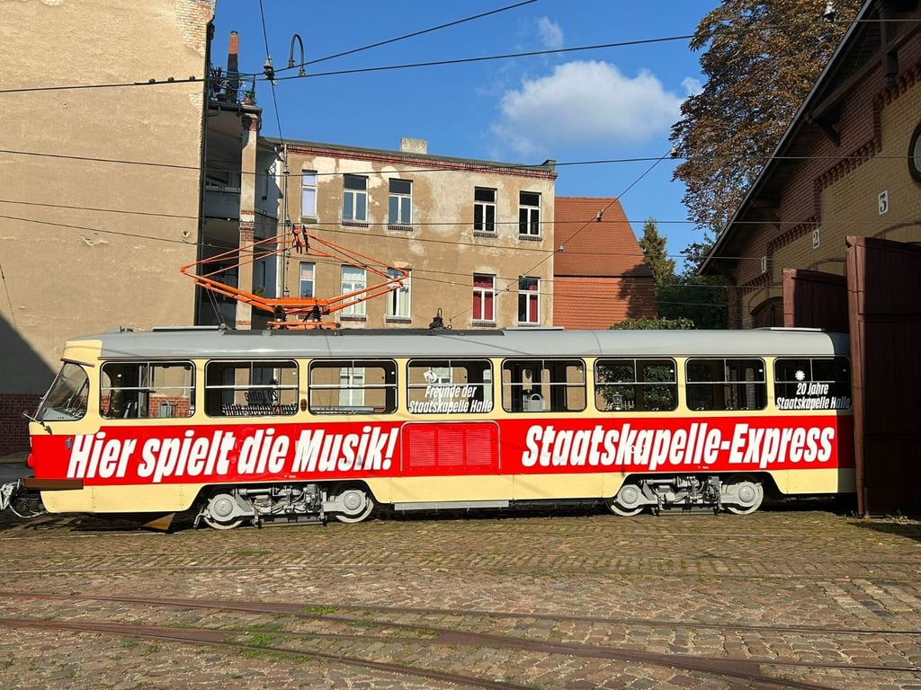 Dieser "Staatskapelle-Express" soll am Samstag durch Halle rollen.