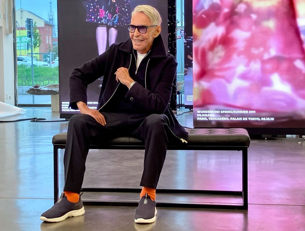 Wolfgang Joop schaut sich hier kurz vor der Eröffnung in der Ausstellung über sein Lebenswerk in Potsdam um - am Abend feierte er die Eröffnung.