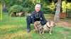Tierheimleiterin Catrin Rhode mit zwei der   französischen Bulldoggen, die dem Halter aus dem Raum Coswig entzogen worden sind.