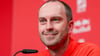 Cheftrainer Ole Werner von RB Leipzig will in Dortmund eine stabile Abwehr sehen. (Archivbild)