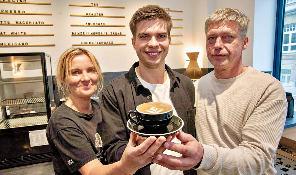 Handballstar Renas Uscins eröffnet in der Wallstraße sein Café 10/23. Seine Eltern Aija und Armands Uscins unterstützen ihn dabei.