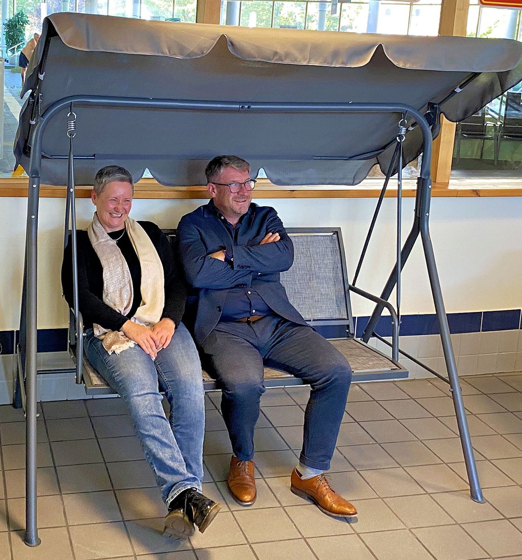 Bert Knoblauch (CDU, rechts) und die Vorsitzende des Schönebecker Stadtrates, Cornelia Ribbentrop,(SPD) gehörten zu den ersten Gästen, die die Bequemlichkeit des neuen Bistros testeten.