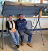  Bert Knoblauch (CDU, rechts) und die Vorsitzende des Schönebecker Stadtrates, Cornelia Ribbentrop,(SPD) gehörten zu den ersten Gästen, die die Bequemlichkeit des neuen Bistros testeten.