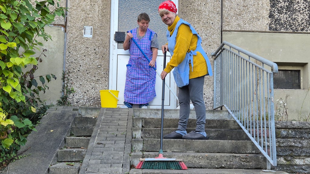 DDR-Ausflug der IFA Freunde Stendal: Annegret Ringleb (rechts) und Diana Lünz zeigen, wie du DDR-Zeiten geputzt wurde.