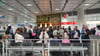 Tausende Menschen sitzen am Flughafen München fest.