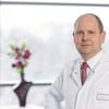 Ist mehrfach in die Stern-Ärzteliste aufgenommen und durch Focus-Gesundheit als Top-Mediziner ausgezeichnet worden: Prof. Dr. Jens Ulrich. Seit dem 1. Januar 2006 hat er als Chefarzt die Klinik für Dermatologie und Allergologie am Harzklinikum in Quedlinburg geleitet; jetzt endete seine Amtszeit.