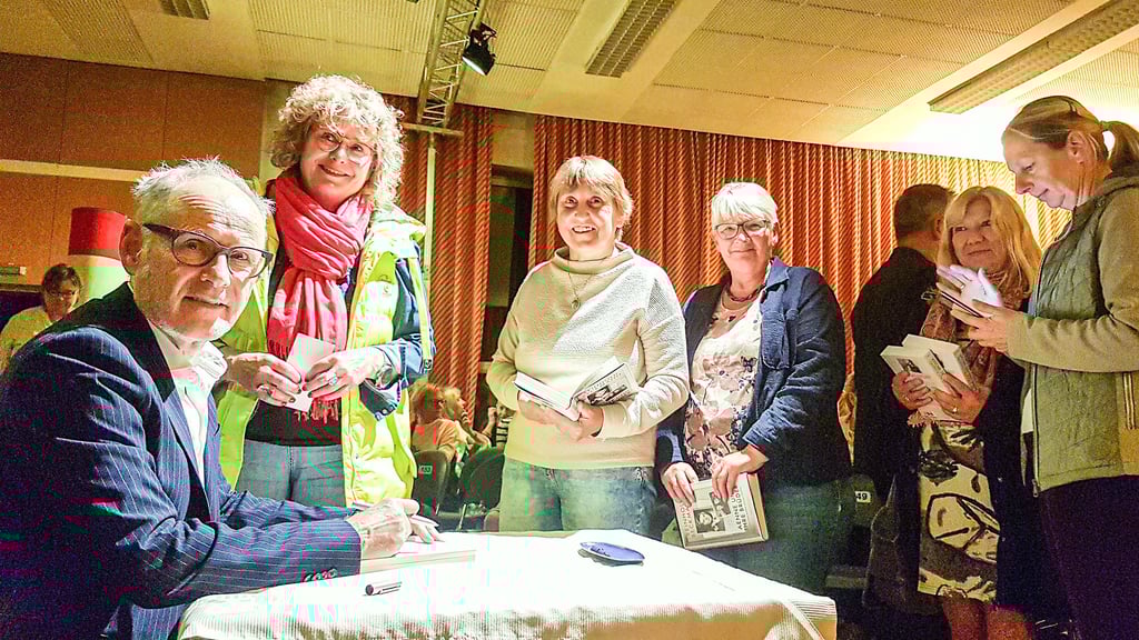 Osterburger Literaturtage (Olita) im Oktober 2025: TV-Moderator Reinhold Beckmann signierte in Osterburg etliche seiner Bücher, die Schlange im Veranstaltungssaal riss gar nicht ab.