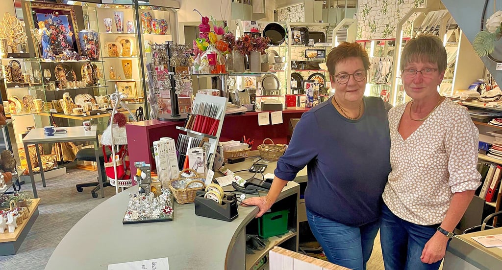 Den Tränen immer wieder nah: Elke Kromnik (links), hier mit ihrer langjährigen Kollegin Elke Zapke, beschreiten ab heute den wohl schwersten Weg des Geschäfts und der Firma Kilz. Vermutlich im März des nächsten Jahres wird komplett geschlossen.