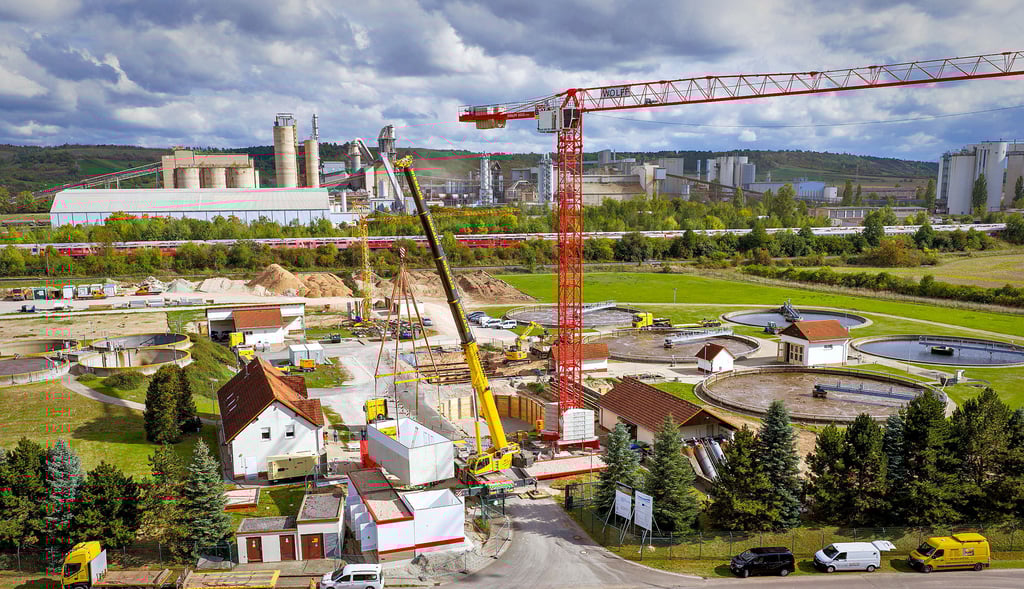 Blick auf die Kläranlage in Karsdorf und den Kran (gelb), der für den Aufbau zweier Transformatoren im Einsatz war.