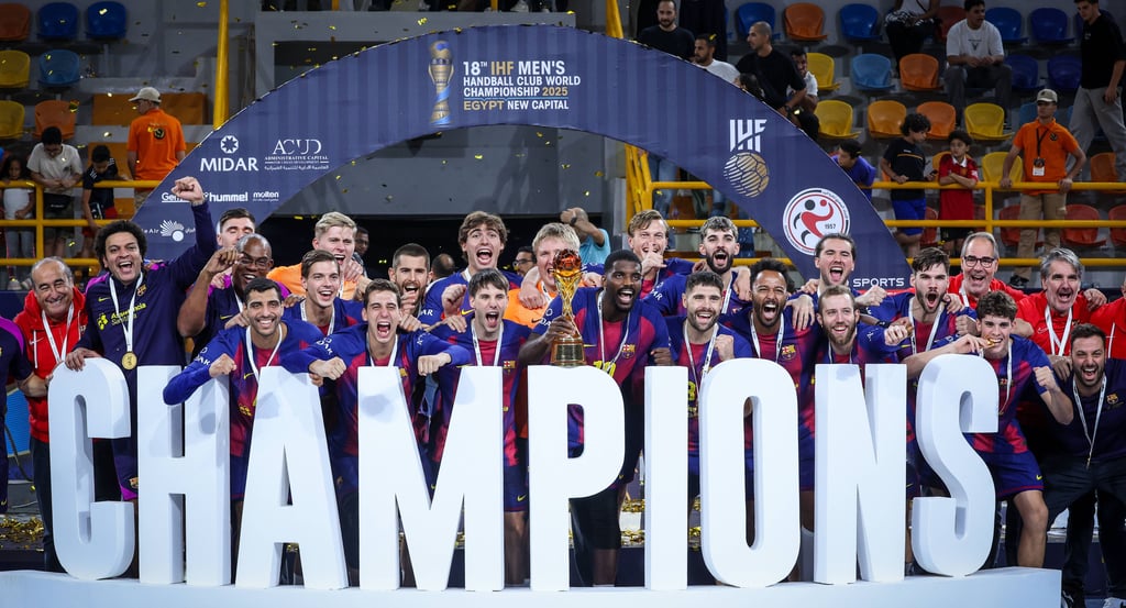 Die Handballer des FC Barcelona feiern ihren sechsten Triumph bei der Klub-WM.