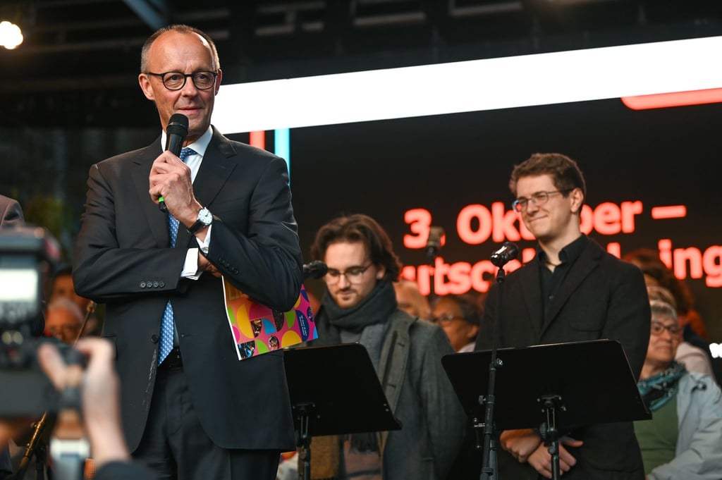 Im Rahmen der Initiative „Deutschland singt & klingt“ sang Bundeskanzler Friedrich Merz (CDU) das Lied „We Shall Overcome“ in Halle (Saale) mit.