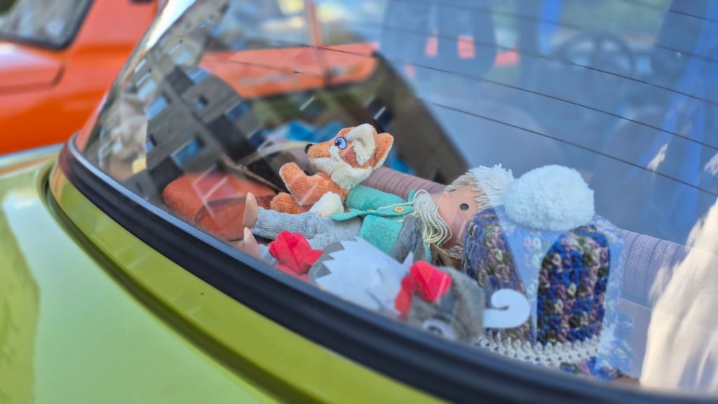 Die Oldtimer der IFA Freunde Stendal glänzen nicht nur von außen. In den Innenräumen dürfen klassische DDR-Figuren wie der Sandmann nicht fehlen.