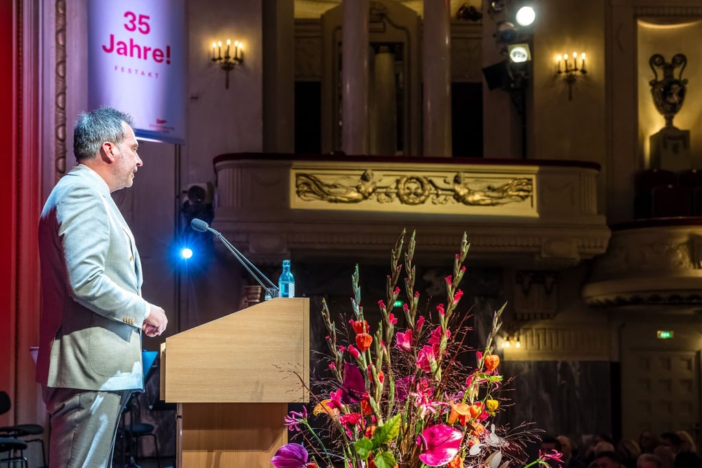 Grund zum Feiern und zum Nachdenken: Der Cottbuser Oberbürgermeister Tobis Schick (SPD) bei einem Festakt zum 35. Jahrestag der Deutschen Einheit im Staatstheater.
