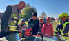 Drohnenpilot Steffen Streiber erklärt  interessierten Kindern beim Tag der offenen Tür der Feuerwehr Peißen die Ausstattung der Drohne.