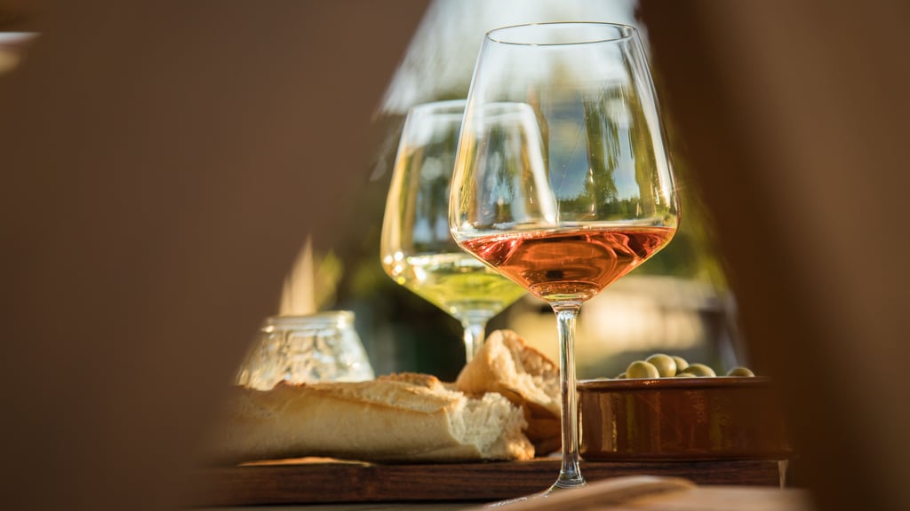 Immer mehr Menschen greifen zu alkoholfreiem Wein.