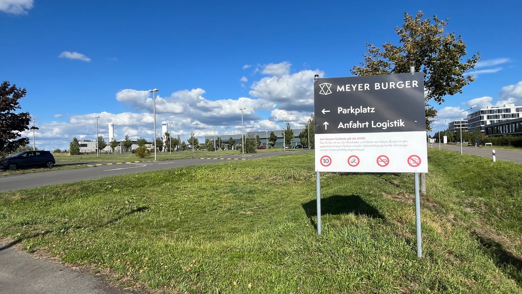 Der Parkplatz vor den Werkshallen ist leer. Die Hoffnungen auf einen Neustart bei Meyer Burger sind nahe Null.