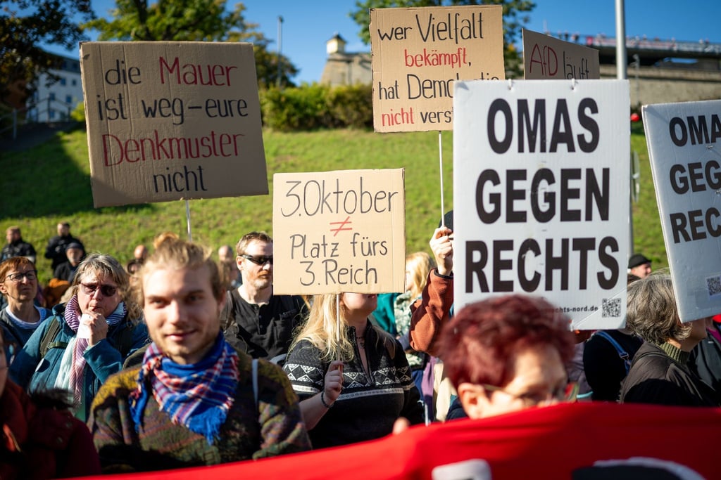 Nach Angaben der Polizei vom Freitagnachmittag nahmen rund 950 Menschen an der Demonstration teil, die sich gegen eine Kundgebung der AfD richtete.