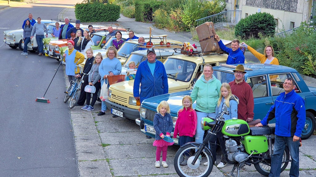 Die IFA Freunde Stendal haben sich für den Tag der Deutschen Einheit einen besonderen Ausflug in die DDR-Vergangenheit überlegt, organisiert von Martin Ringleb (vorne rechts mit braunem Hut).