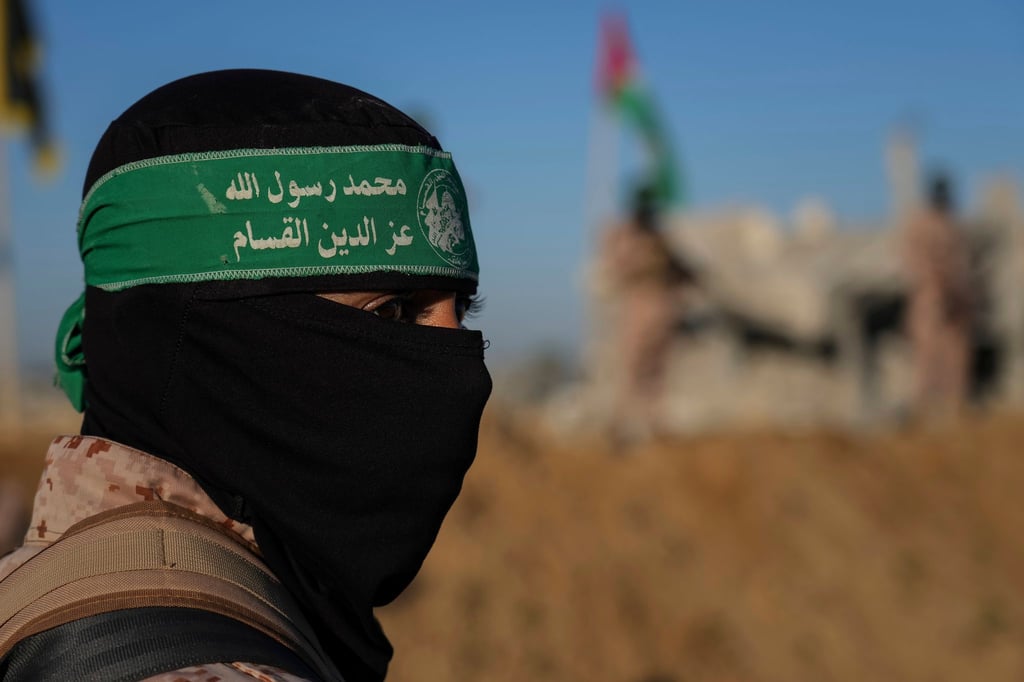 Ein Kämpfer der islamistischen Terrororganisation Hamas bei einer früheren Waffenruhe. (Archivbild)