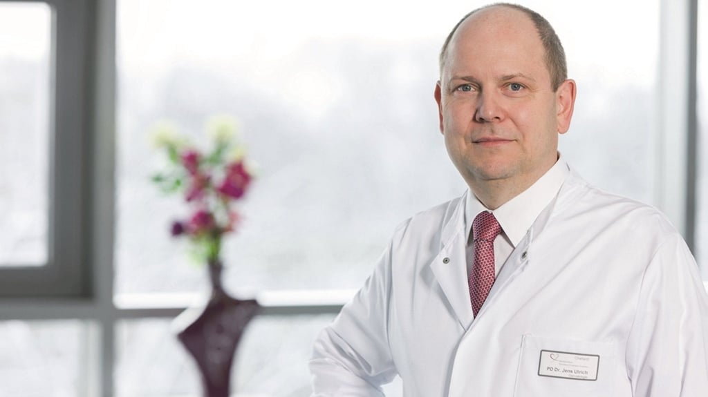 Ist mehrfach in die Stern-Ärzteliste aufgenommen und durch Focus-Gesundheit als Top-Mediziner ausgezeichnet worden: Prof. Dr. Jens Ulrich. Seit dem 1. Januar 2006 hat er als Chefarzt die Klinik für Dermatologie und Allergologie am Harzklinikum in Quedlinburg geleitet; jetzt endete seine Amtszeit.