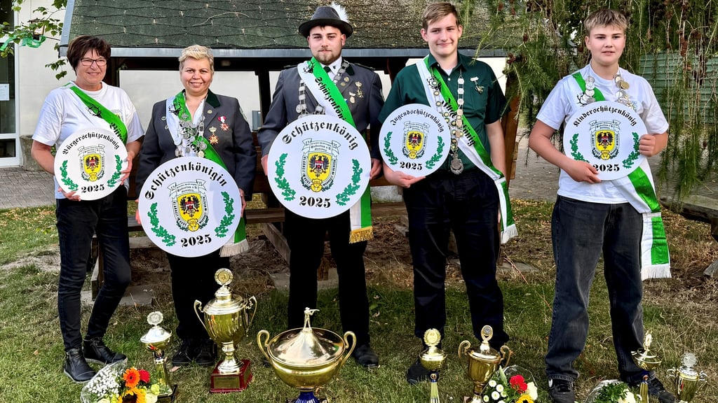 Sicherten sich beim Wettbewerb der Altstädter Schützengilde Hubertus Quedlinburg die Königstitel: Bürgerschützenkönigin Silke Büschel, Schützenkönigin Viktoria Jerx, Schützenkönig Clemens Braschoß, Jugendkönig Lenny Schillo und Kinderkönig Nicolas Nabbefeld (v. l.).