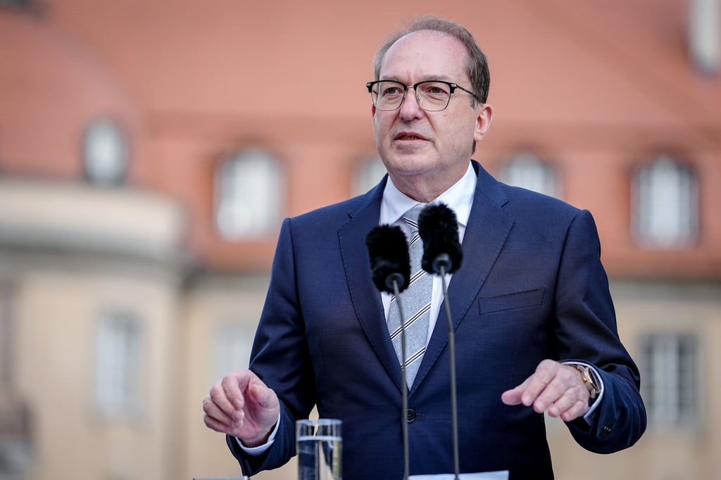 Bundesinnenminister Alexander Dobrindt (CSU) will im Kampf gegen Drohnen auch die Bundeswehr einsetzen. (Archivbild)