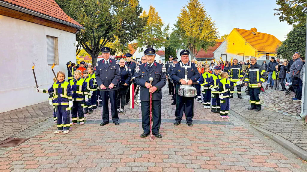 Angeführt vom Spielmannszug der Ortswehr Cochstedt sowie von den Mädchen und Jungen der Kinder- und Jugendwehr Schneidlingen ging der Umzug am Donnerstagabend durch das Dorf.