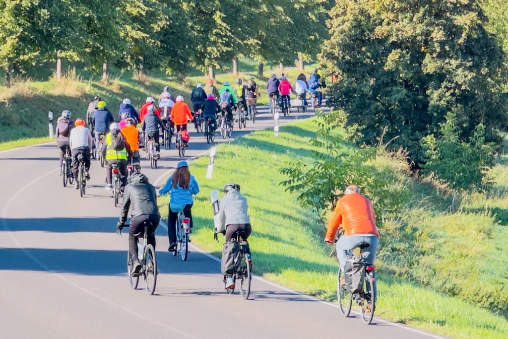 Das Abradeln der Weinroute an der Weißen Elsterstartete wie immer am 3. Oktober auf Kloster Posa in Zeitz.
