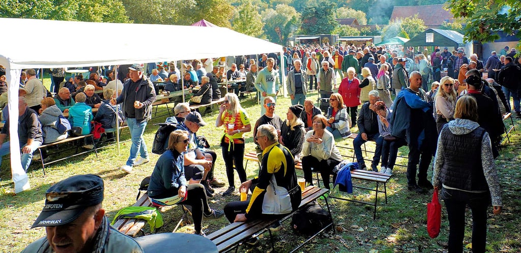 Riesiger Andrang beim Herbstmarkt in Löbitz. Zum Auftritt der Schönburger Blasmusikanten während der Mittagsstunden war der Festplatz dicht bevölkert.